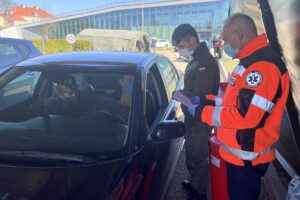 28.04.2021. Podzamcze. Otwarcie pierwszego w Polsce punktu szczepień drive thru / Iwona Murawska / Radio Kielce