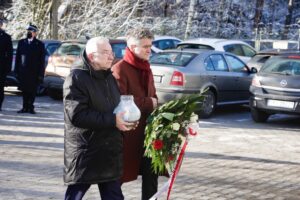 13.12.2021. Kielce. Areszt Śledczy na Piaskach. Upamiętnienie 40. rocznicy wprowadzenia stanu wojennego w Polsce. Na zdjęciu (od lewej): poseł Krzysztof Lipiec, senator Krzysztof Słoń / Jarosław Kubalski / Radio Kielce