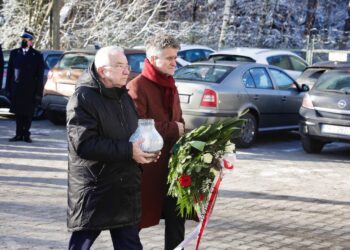 13.12.2021. Kielce. Areszt Śledczy na Piaskach. Upamiętnienie 40. rocznicy wprowadzenia stanu wojennego w Polsce. Na zdjęciu (od lewej): poseł Krzysztof Lipiec, senator Krzysztof Słoń / Jarosław Kubalski / Radio Kielce