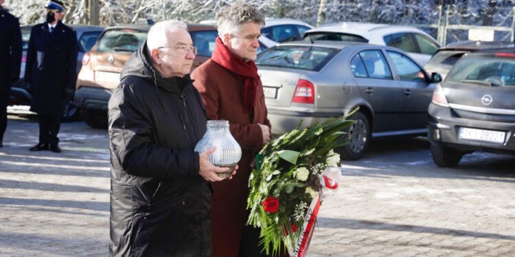 13.12.2021. Kielce. Areszt Śledczy na Piaskach. Upamiętnienie 40. rocznicy wprowadzenia stanu wojennego w Polsce. Na zdjęciu (od lewej): poseł Krzysztof Lipiec, senator Krzysztof Słoń / Jarosław Kubalski / Radio Kielce