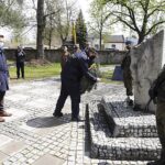 08.05.2021. Kielce. Uroczystości 76. rocznicy zakończenia II wojny światowej. Wieniec składa zastępca prezydenta Kielc Marcin Chłodnicki / Jarosław Kubalski / Radio Kielce