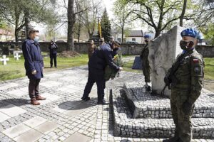 08.05.2021. Kielce. Uroczystości 76. rocznicy zakończenia II wojny światowej. Wieniec składa zastępca prezydenta Kielc Marcin Chłodnicki / Jarosław Kubalski / Radio Kielce