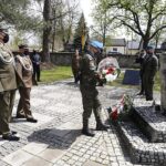 08.05.2021. Kielce. Uroczystości 76. rocznicy zakończenia II wojny światowej. Wieniec składają major Adam Kowalski i ppłk Krzysztof Matla / Jarosław Kubalski / Radio Kielce