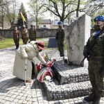 08.05.2021. Kielce. Uroczystości 76. rocznicy zakończenia II wojny światowej> Kwiaty składa Danuta Żbikowska - prezes Stowarzyszenia Rodzin i Sympatyków 2 Pułku Artylerii Lekkiej Legionów / Jarosław Kubalski / Radio Kielce