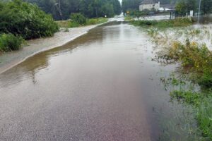 06.08.2021. Solec-Zdrój. Ulewne deszcze zalały ulice i pola / Urząd Gminy Solec-Zdrój