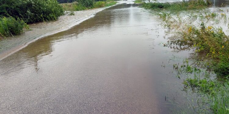 06.08.2021. Solec-Zdrój. Ulewne deszcze zalały ulice i pola / Urząd Gminy Solec-Zdrój