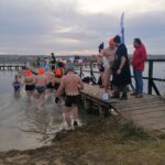 02.01.2022. Skalbmierz. Morsowanie członków Klubu Kazimierskie Morsy Endorfina / Marta Gajda-Kruk / Radio Kielce