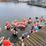 02.01.2022. Skalbmierz. Morsowanie członków Klubu Kazimierskie Morsy Endorfina / Marta Gajda-Kruk / Radio Kielce