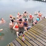 02.01.2022. Skalbmierz. Morsowanie członków Klubu Kazimierskie Morsy Endorfina / Marta Gajda-Kruk / Radio Kielce