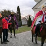 06.01.2022. Kazimierza Wielka. Święto Objawienia Pańskiego. Na zdjęciu (od lewej): ks. Krzysztof Gibas, Jarosław Klimczyk, Jakub Wróbel / Marta Gajda-Kruk / Radio Kielce