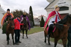 06.01.2022. Kazimierza Wielka. Święto Objawienia Pańskiego. Na zdjęciu (od lewej): ks. Krzysztof Gibas, Jarosław Klimczyk, Jakub Wróbel / Marta Gajda-Kruk / Radio Kielce