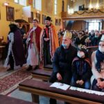 06.01.2022. Kazimierza Wielka. Święto Objawienia Pańskiego. Na zdjęciu (od lewej): Jarosław Klimczyk, Jakub Wróbel, ks. Krzysztof Gibas / Marta Gajda-Kruk / Radio Kielce