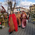 06.01.2022 Skalbmierz. Orszak Trzech Króli. Na zdjęciu (od lewej): Andrzej Przyjemski (Herod), Mieczysław Zmarlak (Kacper), Marian Bączek (Melchior), Marek Gala (Baltazar) / Marta Gajda-Kruk / Radio Kielce