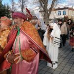 06.01.2022. Skalbmierz. Orszak Trzech Króli. Na zdjęciu (od lewej): Mieczysław Zmarlak (Kacper), Marian Bączek (Melchior), Marek Gala (Baltazar)  / Marta Gajda-Kruk / Radio Kielce