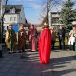 06.01.2022 Skalbmierz. Orszak Trzech Króli. Na zdjęciu (od lewej): Mieczysław Zmarlak (Kacper), Marian Bączek (Melchior), Marek Gala (Baltazar), Andrzej Przyjemski (Herod) / Marta Gajda-Kruk / Radio Kielce