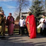 06.01.2022 Skalbmierz. Orszak Trzech Króli. Na zdjęciu (od lewej): Mieczysław Zmarlak (Kacper), Marek Gala (Baltazar), Andrzej Przyjemski (Herod) / Marta Gajda-Kruk / Radio Kielce