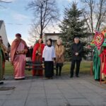 06.01.2022 Skalbmierz. Orszak Trzech Króli. Na zdjęciu (od lewej): Mieczysław Zmarlak (Kacper), Marek Gala (Baltazar), Andrzej Przyjemski (Herod) / Marta Gajda-Kruk / Radio Kielce
