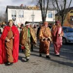 06.01.2022. Skalbmierz. Orszak Trzech Króli. Na zdjęciu (od lewej): Andrzej Przyjemski (Herod), Mieczysław Zmarlak (Kacper), Marian Bączek (Melchior), Marek Gala (Baltazar) / Marta Gajda-Kruk / Radio Kielce