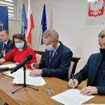 10.01.2022. Pińczów. Podpisanie umowy dotyczącej budowy kanalizacji w gminie Pińczów. Na zdjęciu (od lewej): minister Michał Cieślak, Mirosława Wiśniewska - skarbnik gminy Pińczów, Włodzimierz Badurak - burmistrz Pińczowa, Piotr Czyszczoń - wykonawca zadania / Marta Gajda-Kruk / Radio Kielce