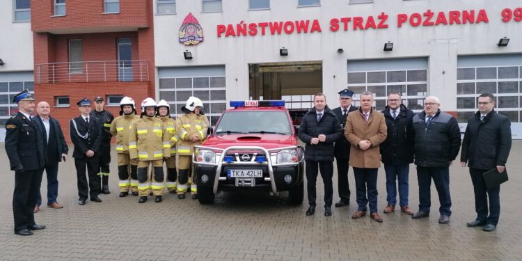 28.01.2022. Jednostka OSP z Chwalibogowic w gminie Opatowiec otrzymała wóz strażacki. Uroczyste przekazanie wozu odbyło się w Komendzie Powiatowej Państwowej Straży Pożarnej w Kazimierzy Wielkiej / Marta Gajda-Kruk / Radio Kielce