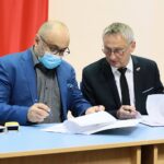 29.07.2021. Kielce. Konferencja wojewody z udziałem dyrektorów szpitali. Na zdjęciu (od lewej): Bartosz Stemplewski - dyrektor Wojewódzkiego Szpitala Zespolonego w Kielcach, Zbigniew Koniusz - wojewoda świętokrzyski / Wiktor Taszłow / Radio Kielce