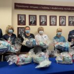 03.01.2022. Sandomierz. Prezenty dla noworodków. Na zdjęciu (od lewej): Marcin Piwnik - starosta sandomierski, Renata Zięba - oddziałowa na położnictwie, Olga Guła - położna zabiegowa, Beata Wiater - zastępca dyrektora Szpitala Specjalistycznego im. Ducha Świętego w Sandomierzu, Maria Madoń - kierownik oddziału ginekologiczno-położniczego i Marek Kos - dyrektor Szpitala Specjalistycznego im. Ducha Świętego w Sandomierzu / Grażyna Szlęzak-Wójcik / Radio Kielce