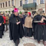 06.01.2022. Sandomierz. Orszak Trzech Króli. Na zdjęciu na pierwszym planie (od lewej): bp Krzysztof Nitkiewicz i Maciej Bury jako król Baltazar / Grażyna Szlęzak-Wójcik / Radio Kielce