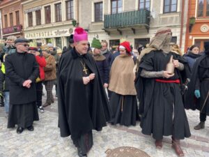 06.01.2022. Sandomierz. Orszak Trzech Króli. Na zdjęciu na pierwszym planie (od lewej): bp Krzysztof Nitkiewicz i Maciej Bury jako król Baltazar / Grażyna Szlęzak-Wójcik / Radio Kielce