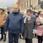 06.01.2022. Sandomierz. Orszak Trzech Króli. Na zdjęciu (od lewej): poseł Marek Kwitek z żoną Alicją / Grażyna Szlęzak-Wójcik / Radio Kielce