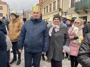 06.01.2022. Sandomierz. Orszak Trzech Króli. Na zdjęciu (od lewej): poseł Marek Kwitek z żoną Alicją / Grażyna Szlęzak-Wójcik / Radio Kielce