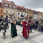 06.01.2022. Sandomierz. Orszak Trzech Króli. Na zdjęciu (na pierwszym planie): Karol Bury, kasztelan Chorągwi Rycerstwa Ziemi Sandomierskiej jako król Melchior / Grażyna Szlęzak-Wójcik / Radio Kielce