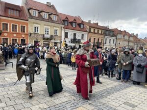 06.01.2022. Sandomierz. Orszak Trzech Króli. Na zdjęciu (na pierwszym planie): Karol Bury, kasztelan Chorągwi Rycerstwa Ziemi Sandomierskiej jako król Melchior / Grażyna Szlęzak-Wójcik / Radio Kielce