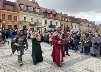 06.01.2022. Sandomierz. Orszak Trzech Króli. Na zdjęciu (na pierwszym planie): Karol Bury, kasztelan Chorągwi Rycerstwa Ziemi Sandomierskiej jako król Melchior / Grażyna Szlęzak-Wójcik / Radio Kielce