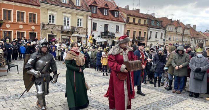 06.01.2022. Sandomierz. Orszak Trzech Króli. Na zdjęciu (na pierwszym planie): Karol Bury, kasztelan Chorągwi Rycerstwa Ziemi Sandomierskiej jako król Melchior / Grażyna Szlęzak-Wójcik / Radio Kielce