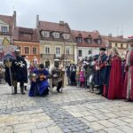 06.01.2022. Sandomierz. Orszak Trzech Króli. Na zdjęciu (w środku): Przemysław Korga jako król Kacper / Grażyna Szlęzak-Wójcik / Radio Kielce