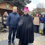 06.01.2022. Sandomierz. Orszak Trzech Króli. Na zdjęciu (od lewej): poseł Marek Kwitek i biskup Krzysztof Nitkiewicz / Grażyna Szlęzak-Wójcik / Radio Kielce