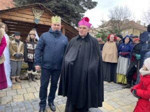 06.01.2022. Sandomierz. Orszak Trzech Króli. Na zdjęciu (od lewej): poseł Marek Kwitek i biskup Krzysztof Nitkiewicz / Grażyna Szlęzak-Wójcik / Radio Kielce