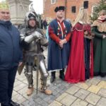 06.01.2022. Sandomierz. Orszak Trzech Króli. Na zdjęciu (z lewej): poseł Marek Kwitek z przedstawicielami Chorągwi Rycerstwa Ziemi Sandomierskiej / Grażyna Szlęzak-Wójcik / Radio Kielce