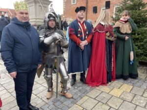 06.01.2022. Sandomierz. Orszak Trzech Króli. Na zdjęciu (z lewej): poseł Marek Kwitek z przedstawicielami Chorągwi Rycerstwa Ziemi Sandomierskiej / Grażyna Szlęzak-Wójcik / Radio Kielce