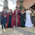 06.01.2022. Sandomierz. Orszak Trzech Króli. Na zdjęciu: przedstawiciele Chorągwi Rycerstwa Ziemi Sandomierskiej / Grażyna Szlęzak-Wójcik / Radio Kielce