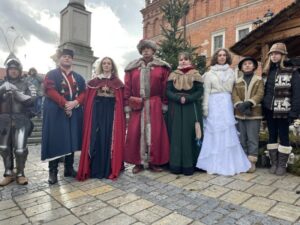 06.01.2022. Sandomierz. Orszak Trzech Króli. Na zdjęciu: przedstawiciele Chorągwi Rycerstwa Ziemi Sandomierskiej / Grażyna Szlęzak-Wójcik / Radio Kielce