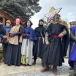 06.01.2022. Sandomierz. Orszak Trzech Króli. Na zdjęciu: przedstawiciele Chorągwi Rycerstwa Ziemi Sandomierskiej / Grażyna Szlęzak-Wójcik / Radio Kielce