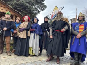 06.01.2022. Sandomierz. Orszak Trzech Króli. Na zdjęciu: przedstawiciele Chorągwi Rycerstwa Ziemi Sandomierskiej / Grażyna Szlęzak-Wójcik / Radio Kielce