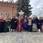 06.01.2022. Sandomierz. Orszak Trzech Króli. Na zdjęciu: przedstawiciele Chorągwi Rycerstwa Ziemi Sandomierskiej / Grażyna Szlęzak-Wójcik / Radio Kielce