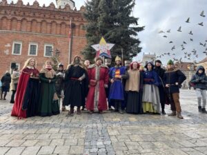 06.01.2022. Sandomierz. Orszak Trzech Króli. Na zdjęciu: przedstawiciele Chorągwi Rycerstwa Ziemi Sandomierskiej / Grażyna Szlęzak-Wójcik / Radio Kielce