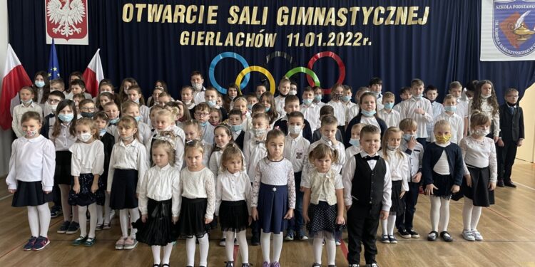 11.01.2022. Gierlachów w gminie Dwikozy. Oddanie do użytku sali gimnastycznej / Grażyna Szlęzak-Wójcik / Radio Kielce