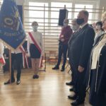 11.01.2022. Gierlachów w gminie Dwikozy. Oddanie do użytku sali gimnastycznej. Na zdjęciu (od prawej): Barbara Bielecka - dyrektor Szkoły Podstawowej i Przedszkola w Gierlachowie, Waldemar Maruszczak -   prezes Stowarzyszenia Przyjaciół  Szkoły i Przedszkola w Gierlachowie / Grażyna Szlęzak-Wójcik / Radio Kielce