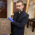 13.01.2022. Sandomierz. Starodruki z Biblioteki Diecezjalnej w Sandomierzu po konserwacji. Na zdjęciu: ks. Piotr Tylec - dyrektor Biblioteki Diecezjalnej w Sandomierzu / Grażyna Szlęzak-Wójcik / Radio Kielce