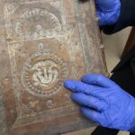 13.01.2022. Sandomierz. Starodruki z Biblioteki Diecezjalnej w Sandomierzu po konserwacji / Grażyna Szlęzak-Wójcik / Radio Kielce