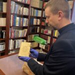 13.01.2022. Sandomierz. Starodruki z Biblioteki Diecezjalnej w Sandomierzu po konserwacji. Na zdjęciu: ks. Piotr Tylec - dyrektor Biblioteki Diecezjalnej w Sandomierzu / Grażyna Szlęzak-Wójcik / Radio Kielce